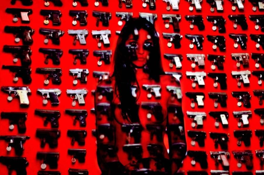 Azadeh AVIJE [iranienne] (née en 1980)
107,1 - Guns N'Roses and Guns series, 2011 Tirage photographique. Signée au dos. Tirage à 5 exemplaires. 80 x 120 cm