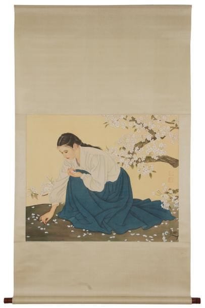 ZHAO Guojing & WANG Meifang [chinois]
Jeune fille ramassant des fleurs de prunier Tempera sur soie. Porte le sceau au cinabre des deux artistes sur la droite. Monté sur rouleau à Nankin. 83 x 69 cm Provenance: Collection J.-P. M. ancien Conservateur du Musée François Guiguet