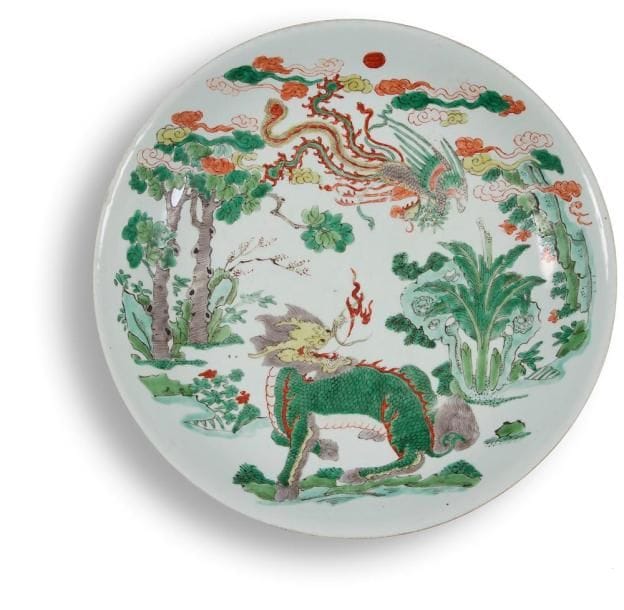 CHINE - EPOQUE KANGXI (1662 - 1722)
Coupe en porcelaine décorée en émaux polychromes de la famille verte d'un qilin près d'un rocher fleuri regardant un phénix sous un astre. Au revers de la base, la marque à la feuille.Diam.: 34 cm