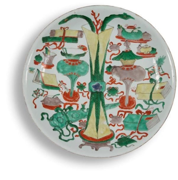 CHINE - EPOQUE KANGXI (1662 - 1722)
Coupe en porcelaine décorée en émaux polychromes de la famille verte d'un vase «gu» et sujets mobiliers. Au revers de la base, la marque à la peinture.Diam.: 34,5 cm