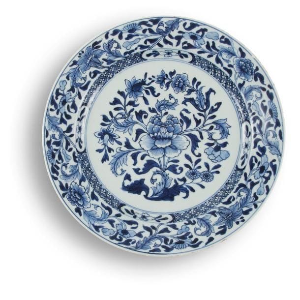 CHINE - EPOQUE KANGXI (1662 - 1722)
Plat en porcelaine décorée en bleu sous couverte d'une pivoine parmi les rinceaux.(Deux fêlures).Diam.: 31,8 cm