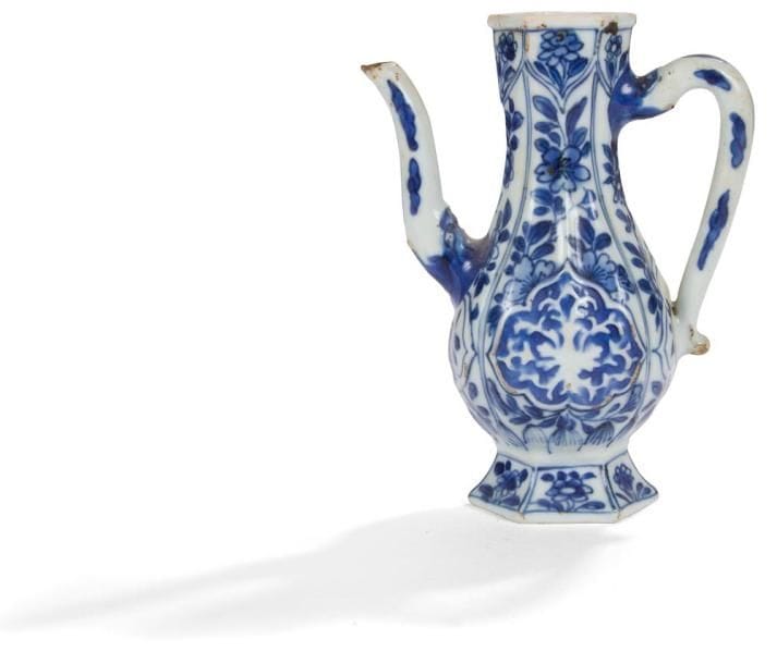 CHINE - EPOQUE KANGXI (1662 - 1722)
Petite verseuse en porcelaine blanche décorée en bleu sous couverte de médaillons de fleurs et rinceaux. (Petits manques d'émail). Haut.: 15,5 cm