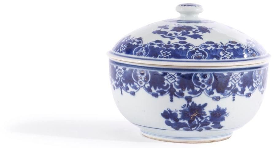 CHINE - Epoque QIANLONG (1736 - 1795)
Terrine ronde en porcelaine blanche décorée en bleu sous couverte de fleurs et guirlandes de fleurs. (Éclat à l'intérieur du bord). Diam.: 26 cm