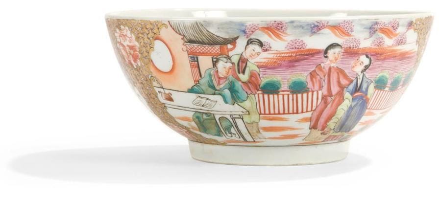 CHINE - FIN EPOQUE QIANLONG (1736 - 1795)
Bol en porcelaine à décor en émaux polychromes dit «mandarin» de deux médaillons de couples sur fond de treillis. Diam.: 22 cm