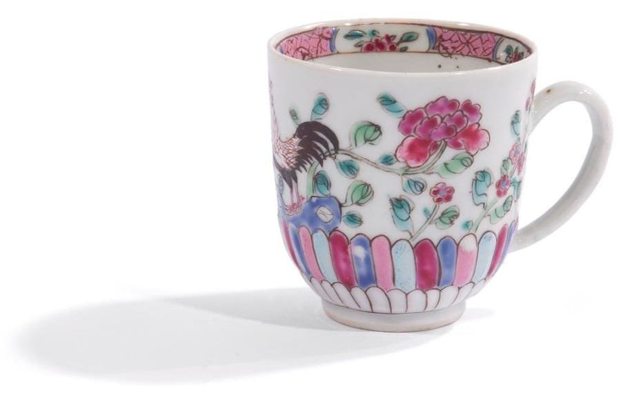 CHINE - Epoque QIANLONG (1736 - 1795)
Tasse en porcelaine blanche décorée en émaux polychromes de la famille rose d'un coq sur un rocher fleuri et frise de pétales stylisés