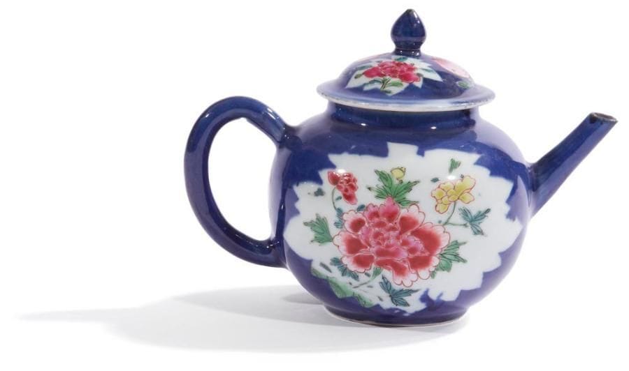 CHINE - Epoque QIANLONG (1736 - 1795)
Théière à panse sphérique en porcelaine bleue décorée en émaux polychromes de la famille rose de médaillons de fleurs en forme de feuille. (Petit éclat au couvercle et au verseur). Haut.: 11,5 cm