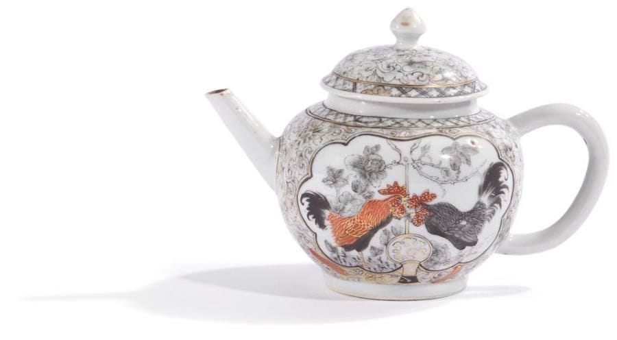 CHINE - Epoque QIANLONG (1736 - 1795)
Théière à panse sphérique en porcelaine blanche décorée en grisaille, rouge noir et or de médaillons de coqs affrontés sur fond de fleurs. Haut.: 11,5 cm