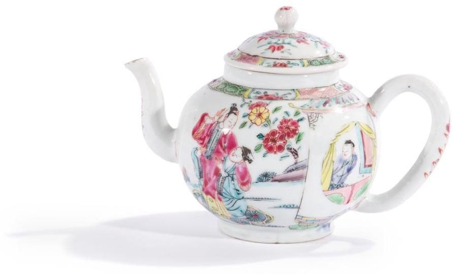 CHINE - Epoque QIANLONG (1736 - 1795)
Théière à panse sphérique en porcelaine blanche décorée en émaux polychromes de la famille rose de fleurs et feuillages. Haut.: 11 cm
