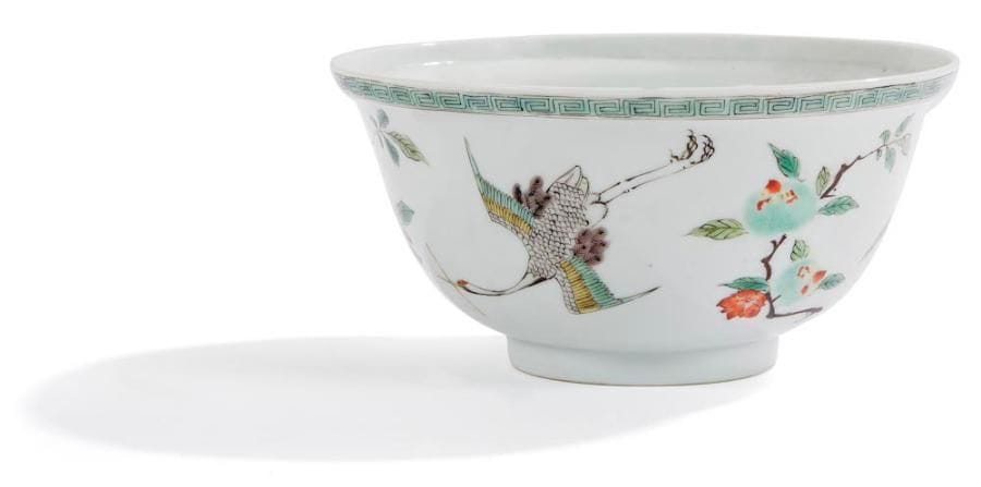 CHINE - XIXe siècle
Bol à bord évasé en porcelaine décorée en émaux polychromes dans le style de la famille verte de grues volant parmi les pêches. Au revers de la base, la marque apocryphe de Chenghua. (Égrenures). Diam.: 15,8 cm
