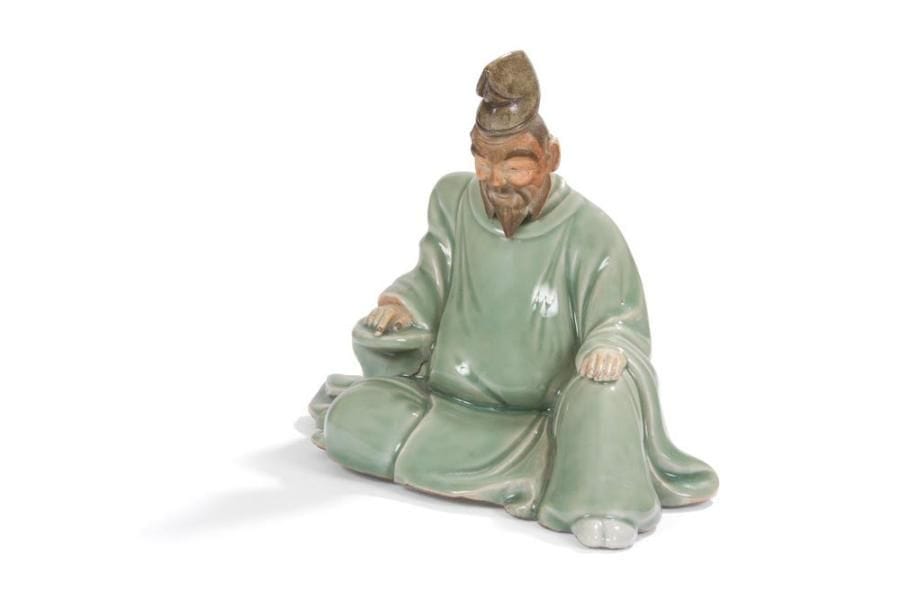 JAPON - Epoque MEIJI (1868 - 1912)
Groupe en porcelaine émaillée céladon représentant un poète assis, les chairs réservées en biscuit. Haut.: 20 cm