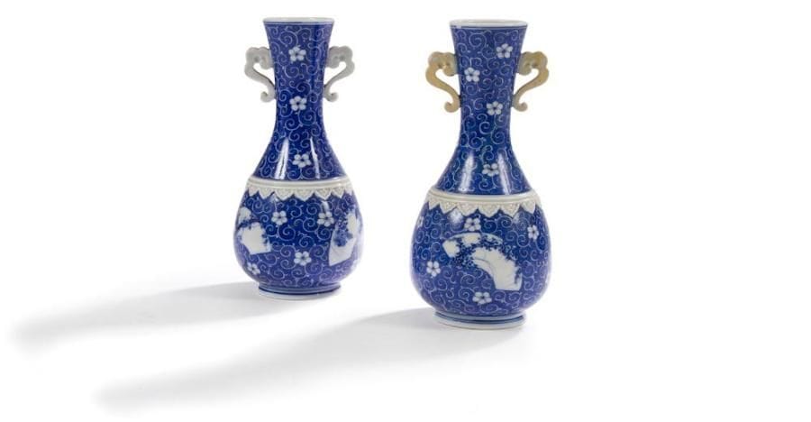JAPON - Epoque MEIJI (1868 - 1912)
Paire de vases à panse basse en porcelaine bleue, décorée sur fond blanc de médaillons de cerisiers en fleurs et chrysanthèmes. (Restaurations aux anses de l'un). Haut.: 25 cm