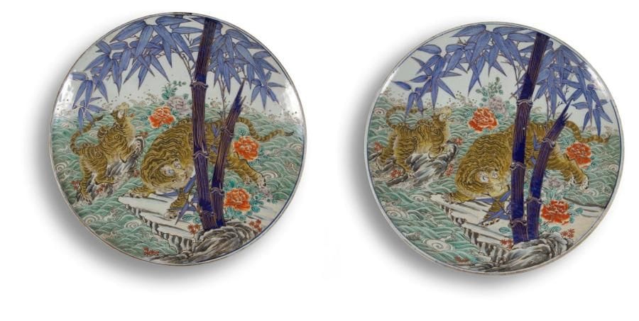 JAPON - Epoque MEIJI (1868 - 1912)
Paire de plats en porcelaine décorée en bleu sous couverte en émaux polychromes d'un couple de tigres sous les bambous parmi les flots. Marque apocryphe de Chenghua.Diam.: 46,5 cm. Une partie du lot illustrée