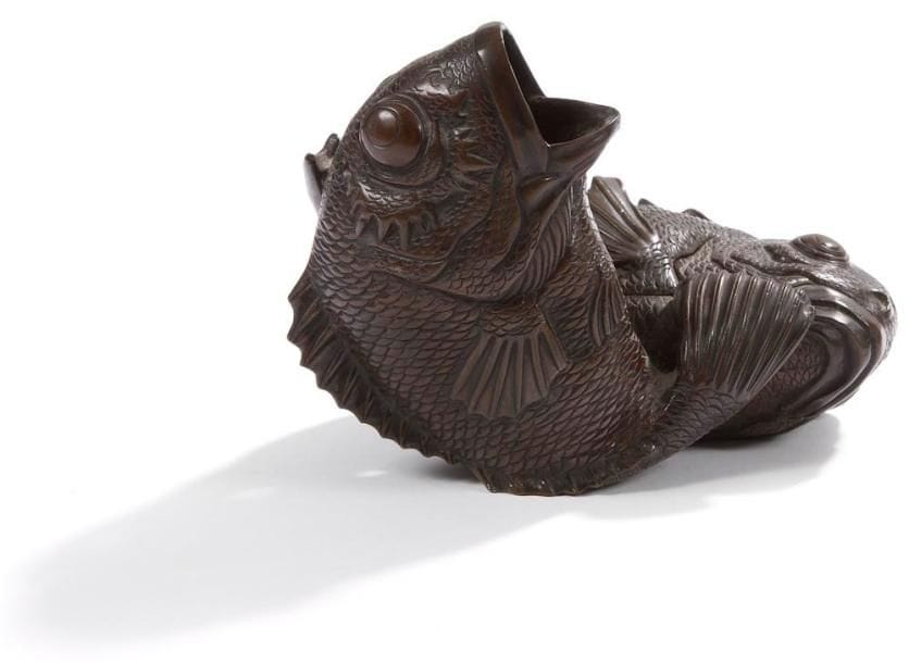 JAPON - Epoque MEIJI (1868 - 1912)
Vase et brûle-parfum en bronze à patine brune en forme de deux poissons accolés. Larg.: 17 cm