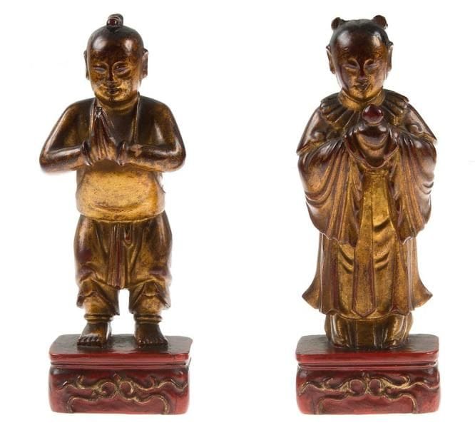 CHINE - Epoque MING (1368 - 1644)
Deux petits personnages en bois sculpté laqué or représentant Long Nü et Shancai. (Petits manques à la coiffe de l'un, petit saut de laque au bras de l'autre). Haut.: 12,8 cm