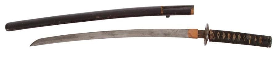 JAPON - Epoque EDO (1603 - 1868)
Shinto wakizashi shinogi zukuri, hamon midare, fusée percée de deux mekugi ana, mumei. (Accidents sur la tranche). Long.: 48,2 cm