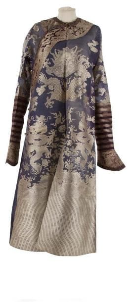 CHINE - Fin XIXe siècle
Robe d'été d'homme en soie bleue à décor brodé aux fils dorés de neuf dragons pourchassant la perle sacrée parmi les nuages et vases fleuris de pivoines.(Petits accidents)