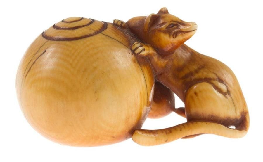 JAPON - Epoque MEIJI (1868 - 1912)
Netsuke en ivoire à patine jaune représentant un renard assis, les pattes posées sur une énorme balle. Non signé.Larg.: 4,4 cm