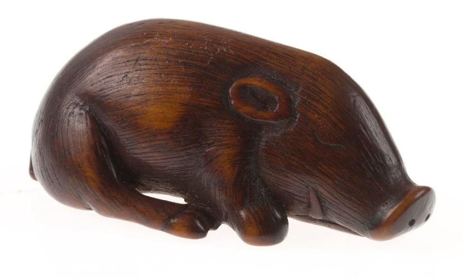 JAPON - Epoque MEIJI (1868 - 1912)
Netsuke en buis à patine brune représentant un sanglier baugé.Non signé.Larg.: 4,5 cm
