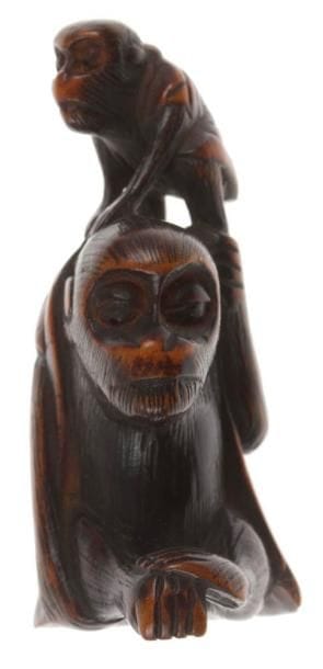 JAPON - Epoque MEIJI (1868 - 1912)
Netsuke en buis à patine brune représentant un singe assis, un petit sur le dos. Signé Tomokazu. Haut.: 5,2 cm