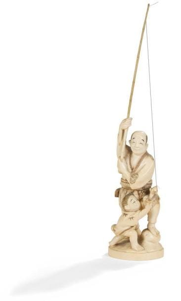 JAPON - Epoque MEIJI (1868 - 1912)
Okimono en ivoire à patine jaune claire représentant un pêcheur debout, un enfant à ses pieds. Signé Yoshinaga. Haut.: 17,5 cm