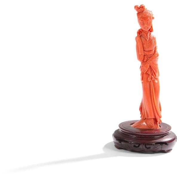 CHINE - XXe siècle
Statuette de jeune femme debout en corail rouge, la main droite levée. (Petit accident sur la main droite).Haut.: 15 cm