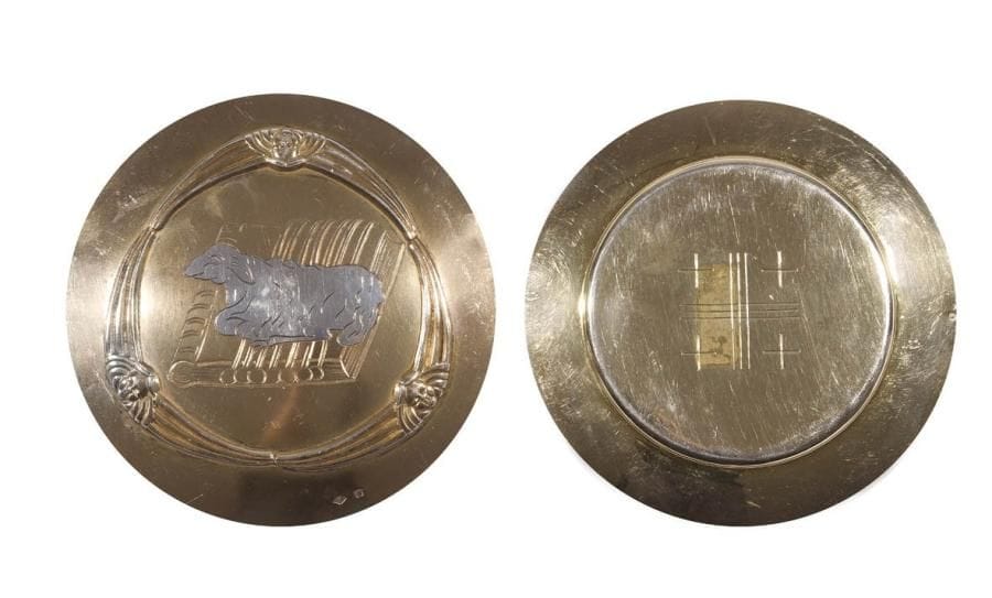 Deux patènes en vermeil.
Poinçon minerve
Orfèvre: CHERET pour l'une
Poids: 297 g - diamètre: 14,9 cm
