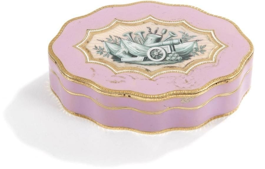 Boîte à l'ottomane en or jaune et fond d'émail guilloché rosé de forme ovale polylobées, orné d'un décor sur les deux faces de trophées d'armes feuillagés.
Genève première moitié du XIXe siècle.
Poinçon: ET (poinçon d'importation à partir de 1864).
Gravée sur la tranche des chiffres 4 - 4 et 53.
Poids brut: 99,58 g
Longueur: 7,5 cm
Largeur: 5,1 cm
Ancienne restauration à l'émail.
