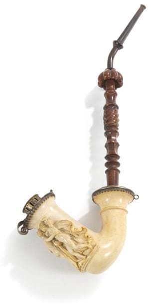 Belle pipe en écume de mer et monture en vermeil, le foyer sculpté en relief d'une représentation des trois Grâces. Très légers accidents au décor, un bras recollé mais pas de manque. Tuyau à refixer.
Type Debrecem austro-hongrois, milieu du XIXe siècle.
Poids brut: 243 g - longueur: 39 cm
