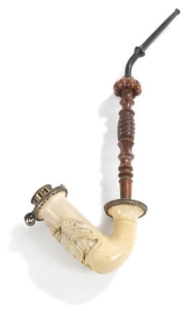 Belle pipe en écume de mer et monture en vermeil, le foyer sculpté d'une armoirie en relief accolée de deux lions surmontée d'une couronne comtale et cheval cabré.
Poids brut: 190 g - longueur: 36 cm
France, milieu du XIXe siècle.
