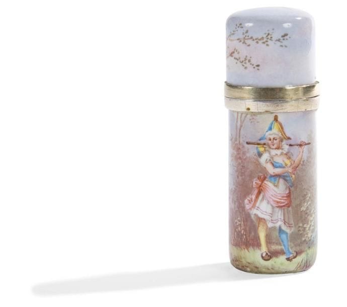 Flacon à parfum à charnière émaillé sur fond rose d'une femme déguisée en pierrot, monture en or.
Excellent état, complet de son bouchon.
Poinçon tête d'aigle. Poinçon d'orfèvre dans le couvercle.
France, début du XXe siècle
Poids brut: 47,82 g - hauteur: 6 cm
