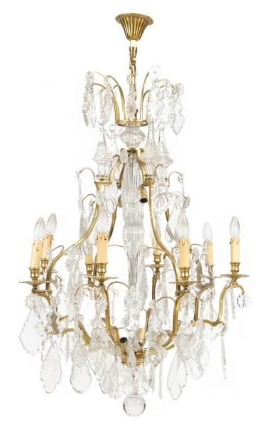 Lustre en bronze doré et verre taillé à huit lumières, à décor de gouttes et pinacles; monté à l'électricité.
Style Louis XV.
H.: 123 cm - L.: 73 cm
