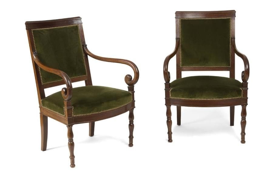 Paire de fauteuils en acajou à dossier incurvé; les accotoirs à crosse; reposant sur des pieds en balustre à l'avant.
Style Restauration.
H.: 91 cm - L.: 59 cm
