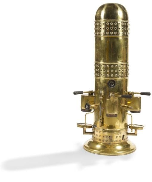 Grand PERCOLATEUR en cuivre jaune, vers 1930, trois prises, cadran à pression.
Marque Victoria ARDUINO, «Casorate sempione av Italia ».
H.: 130 cm

