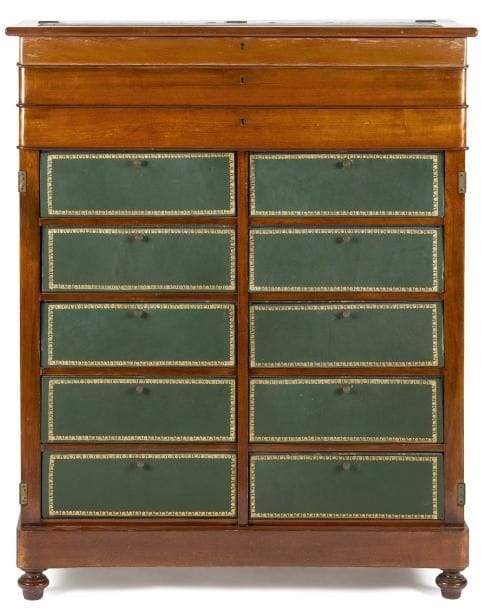 Meuble à écrire debout formant cartonnier, en acajou mouluré, le dessus découvre un grand compartiment surmontant un tiroir; avec dix Carton en cuir vert.
Fin du XIXe siècle (accident et manques).
H.: 121 cm - L.: 96 cm - P.: 43 cm
