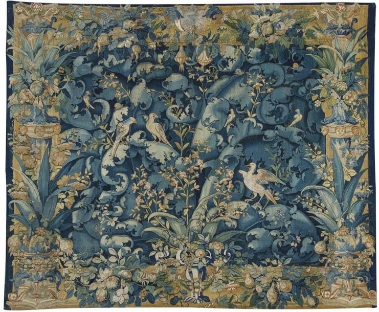 GRAMMONT ou AUDENARDE, XVIe siècle

Laine et soie.
300 x 310 cm
Exceptionnelle tapisserie des Flandres pour laquelle, en l'absence de marque, l'attribution certaine à Audenarde ou Grammont, villes très proches l'une de l'autre, est difficile.
La composition florale caractéristique de notre tapisserie et l'absence de balustrade rapprochent toutefois celle-ci plutôt d'un modèle de Grammont.
Cette tapisserie très décorative présente de grandes feuilles d'aristoloches dans lesquelles apparaissent de nombreux volatiles mais également de petits escargots.
La bordure spectaculaire faite de grandes feuilles est partie intégrante de la composition et se confond avec la décoration du centre de la pièce.
Un petit galon bleu termine cette composition, le galon du bas étant manquant.
Très bon état de couleur et de conservation.
(Petites restaurations d'usage).
Bibliographie :
Tapisserie d'Audenarde par Ingrid de MEUTER et Martine VANWELDER, chez IANNOO, pages 125, 126, 127.
Ames de Laine et de Soie par Jacqueline BOCCARA, aux Éditions d'Art Monelle HAYOT, pages 57 à 65.
