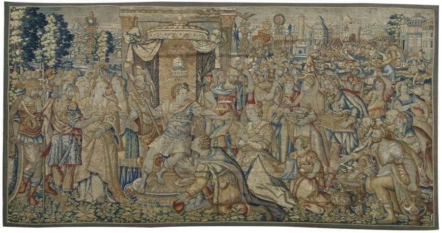 Bruxelles, XVIe siècle

Tapisserie faisant partie de la tenture d'Alexandre où on le voit assis sur un tronc surmonté des initiales SPQR, entouré d'un très grand nombre de personnages en arme avec des trophées et d'autres venant apporter au Roi des présents; dans le fond des soldats se battent devant une ville fortifiée.
Tapisserie doublée (abimée), anciennes restaurations visibles, légère usure, manque la bordure.
250 x 434 cm
