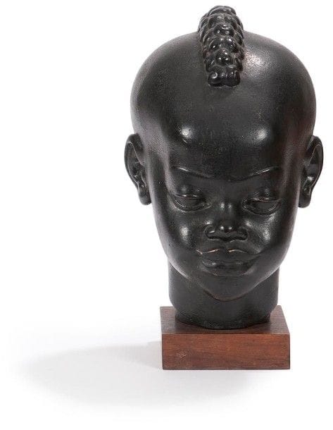 Riccardo SCARPA (1905-?)
Tête de jeune africain Portrait sculpté. Épreuve en terre cuite patinée noir. Terrasse carrée en bois naturel. Signée SCARPA, sur l'arrière à la base du cou. Hauteur: 31 cm