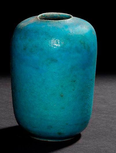 Raoul LACHENAL & Georges JAÉGLÉ
Précieux vase très légèrement ovoïde à col ras annulaire. Épreuve en céramique émaillée bleu turquoise. Signé LACHENAL et porte le monogramme G. J. sous la base. Hauteur: 12 cm