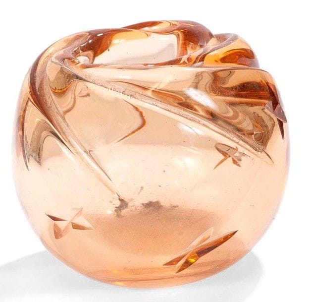 DAUM NANCY FRANCE
Vase sphérique modelé à chaud. Épreuve en verre très légèrement rosé dans la masse. Décors géométriques gravés. Signé DAUM Nancy France à la Croix de Lorraine, gravé en lettres cursives vers la base. Hauteur: 14 cm
