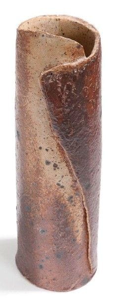 Elisabeth JOULIA (1925-2003)
Haut vase cylindrique. Épreuve en grès. Signé JOULIA, en lettres bâtons incisées vers la base. Hauteur: 35,5 cm Provenance: Succession Dr Jean-Louis AMIEL, Paris