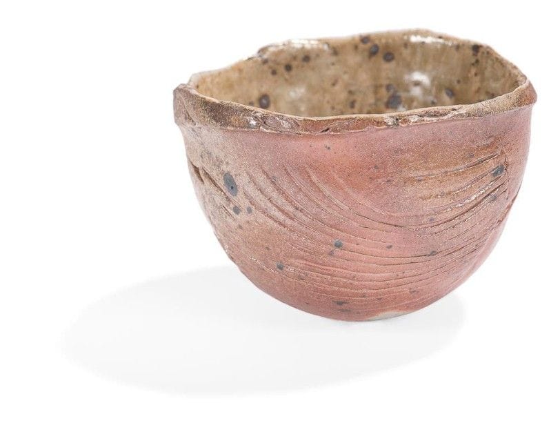 Elisabeth JOULIA (1925-2003)
Coupe bol à fond arrondi. Épreuve en grès. Signée JOULIA, en lettres bâtons incisées sur le pourtour de la bordure. Hauteur: 9 cm Provenance: Succession Dr Jean-Louis AMIEL, Paris