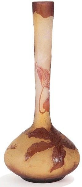 Établissements GALLÉ (1904-1936)
Vase à panse toupie à haut col cheminée. Épreuve en verre multicouche au décor dégagé à l'acide de clématites en chute du col, traité aubergine, sur fond jaune intense. Signé GALLÉ, en réserve gravé en camée à l'acide. Hauteur: 29 cm