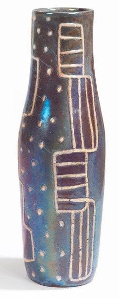 Guerrino TRAMONTI (1915-1992) à Faenza - Italie
Haut vase obus à large col annulaire. Épreuve en faïence émaillée et au lustre métallique. Décor abstrait en relief à l'émail ivoire. Années 1950. Signé et situé TRAMONTI Faenza sous la base et porte l'étiquette d'époque de la galerie de Faenza. Hauteur: 37 cm À noter: Guerrino Tramonti est l'un des principaux acteurs de l'art de la céramique dans l'Italie de l'après-guerre. Son oeuvre a fait l'objet d'une rétrospective à Urbino en 2010. Une fondation, portant son nom et installée à Faenza, a été créée cette même année
À noter :Guerrino Tramonti est l’un des principaux acteurs de l’art de la céramique dans l’Italie de l’après-guerre. Son œuvre a fait l’objet d’une rétrospective à Urbino en 2010. Une fondation, portant son nom et installée à Faenza, a été créée cette même année.