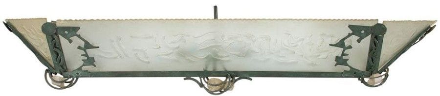 MARCO DE GUELTZL (1958-1992)
Suspension gouttière en fer découpé, soudé et laqué vert antique. Décor de blocs de verre emprisonnés dans des cages baroques. Plaques, diffusant la lumière, en verre moulé et dépoli. 40 x 160 x 37 cm