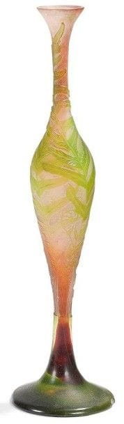 Établissements GALLÉ (1904-1936)
Très haut vase fuselé à col soliflore et reposant sur une base en large débordement. Épreuve en verre multicouche au décor dégagé à l'acide et traité vert, de fougères, sur fond gris-blanc nuancé d'ambre vers la base. Un petit éclat en pourtour de la base. Signé GALLÉ, en réserve gravé en camée à l'acide. Hauteur: 35,5 cm