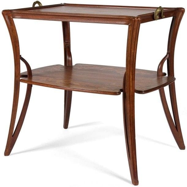Louis MAJORELLE (1859-1926)
Modèle, assorti à l'époque au salon Olga, présenté à l'Exposition Universelle de Paris 1900. Table de salon, dite aussi table volante ou table à thé, à un plateau d'entrejambe en bois fruitier mouluré et nervuré. Les quatre jambages curvilignes, rejoignant et prolongeant la ceinture dans les angles, soutiennent, dans leur partie dédoublée, le plateau d'entrejambe. Chaque plateau est au décor, de narcisses, réalisé en marqueterie de bois précieux et indigènes. Poignées mouvementées en bronze patiné d'origine. Marquée L. MAJORELLE, en marqueterie sur le plateau supérieur. 80 x 80 x 60 cm Exposition et musée: Exposition Universelle, Paris, 1900 - Un modèle identique fut présenté lors de cette manifestation. The Charles Hosmer Morse Museum of American Art conserve un meuble identique dans ses collections. Bibliographie: Majorelle - Alastair Duncan. Éditions Flammarion, Paris, 1991. Modèle identique reproduit page 104
Exposition et musée :
Exposition Universelle, Paris, 1900 - Un modèle identique fut présenté lors de cette manifestation.
The Charles Hosmer Morse Museum of American Art conserve un meuble identique dans ses collections.
Bibliographie :
Majorelle - Alastair Duncan. Éditions Flammarion, Paris, 1991. Modèle identique reproduit page 104.