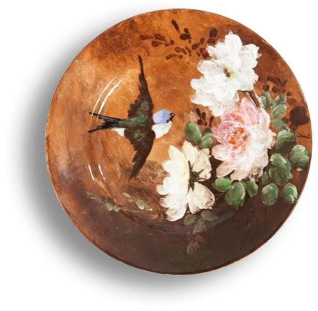 Faïencerie de LONGWY
Mésange et fleurs, avril 1888 Rare assiette en céramique au décor polychrome réalisé en barbotine dite impressionniste. Monogrammée dans le décor et porte le cachet-date circulaire en creux de la faïencerie au revers. Diamètre: 22,7 cm