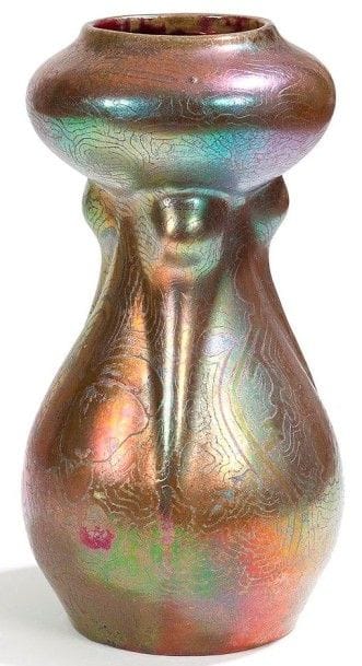 Clément MASSIER (1857-1933) attribué à
Rare vase naturaliste à base ovoïde et col en toupie. Épreuve en céramique émaillée, à la couverte présentant des irisations vertes, mordorées et aubergine, au décor de fleurs de pavot parmi des arabesques évoquant une riche végétation. Circa 1900. Hauteur: 29 cm