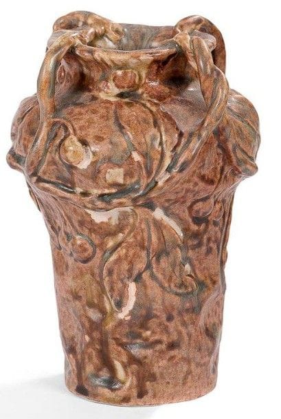 ART NOUVEAU
Rare vase naturaliste à décor en haut-relief de branchages de cerisier en fruits, les branches figurant les quatre anses détachées. Épreuve en grès émaillé beige nuancé de vert. Hauteur: 20 cm Provenance: Succession Pierre Kjellberg