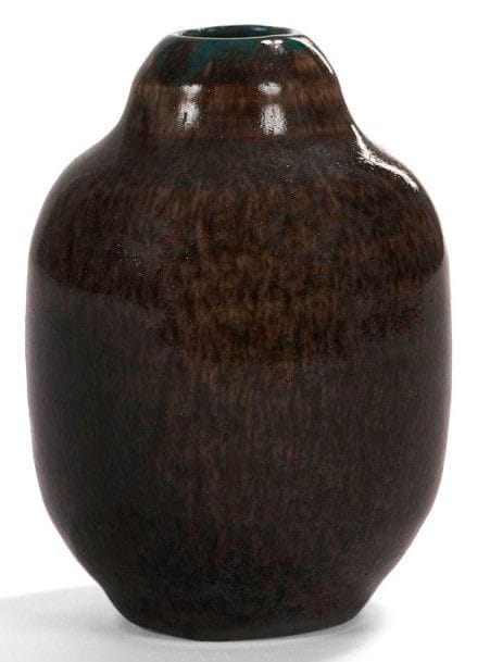 TRAVAIL ART DECO
Vase obus. Épreuve en porcelaine émaillée à couverte taupe, le col rehaussé de bleu canard. Signé de façon illisible sous la base. Hauteur: 11cm Provenance: Succession Pierre Kjellberg